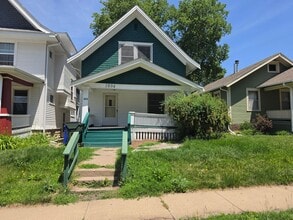 Building Photo - Spacious 2 bedroom cottage