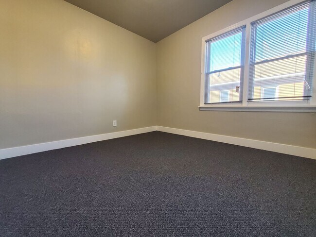 Building Photo - 3 Bed 1 Bath Home