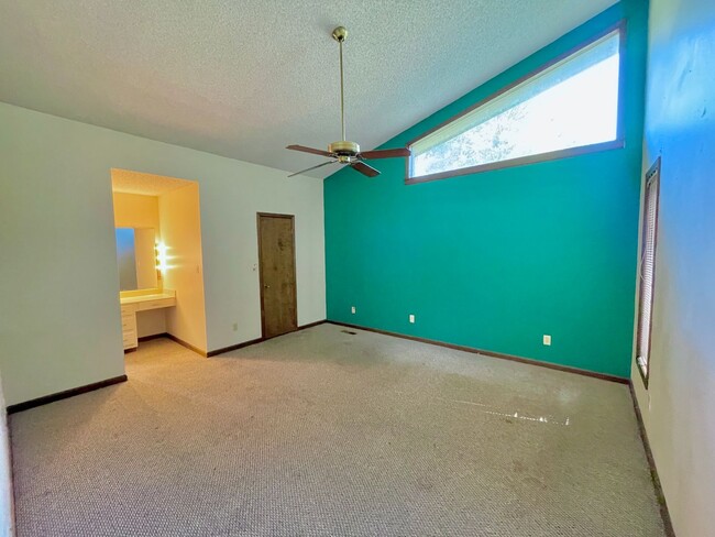 Building Photo - Large 3 bed / 2 bath Available Now!