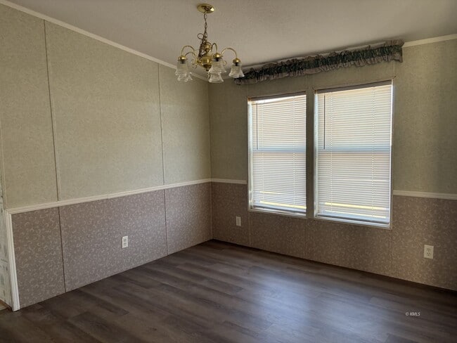 Building Photo - 422 W Piute Dr