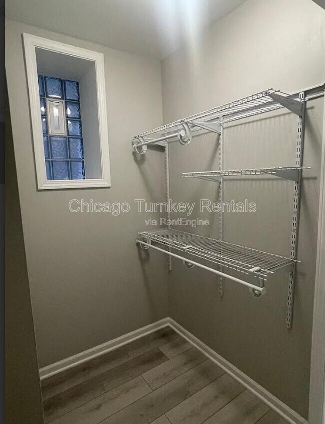 Building Photo - 2336 S Troy St