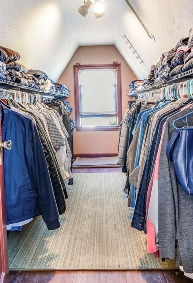 Building Photo - Stunning 3bed/3.5bath Brick Home in Ballard!