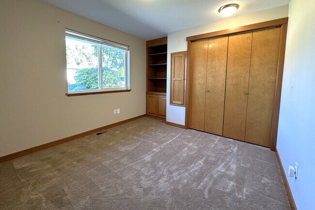 Building Photo - Beautiful Rambler in Gated Camaloch Golf c...