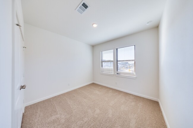 Building Photo - 3235 Home Ct