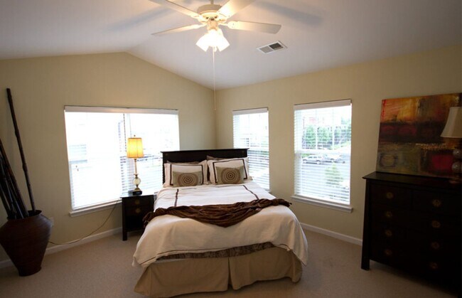 Building Photo - 3 Bedroom Townhouse at the Woodlands - END UNIT * only $500 deposit - End Unit