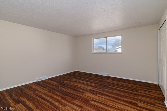 Building Photo - 8671 Ashwood Dr