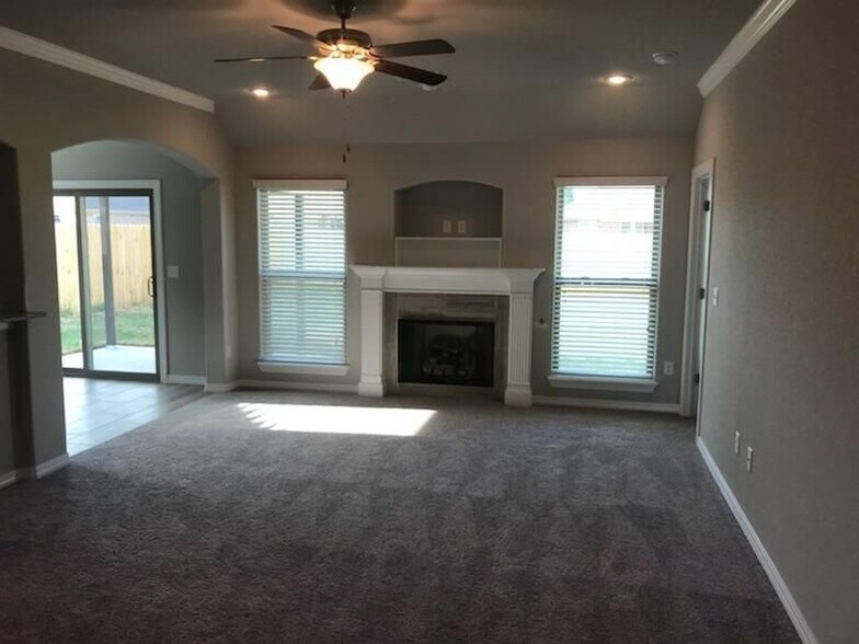 Building Photo - 4441 W Anthem Dr