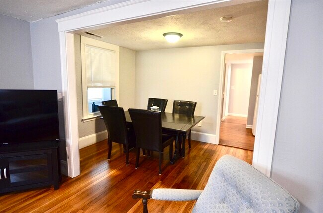 Building Photo - 47 Massasoit Ave