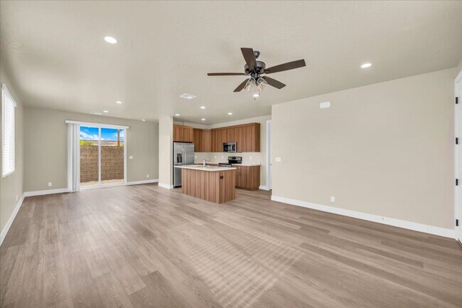 Building Photo - Dixie Center Townhome