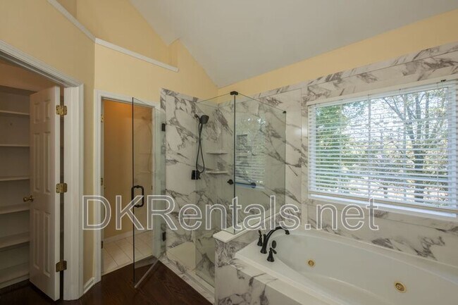 Building Photo - 2433 Gablewood Dr NE