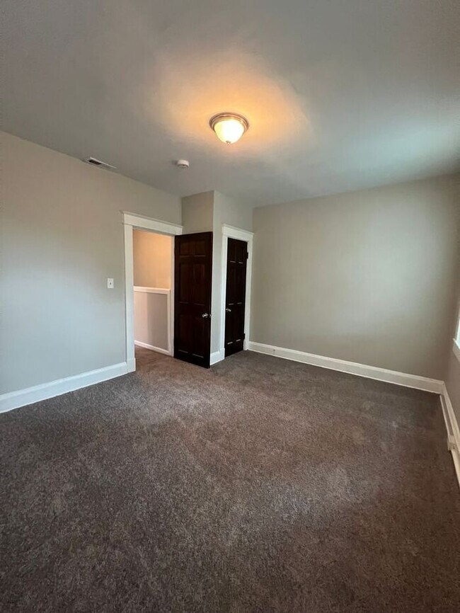 Building Photo - 3 Bedroom 1.5 Bathroom Townhome