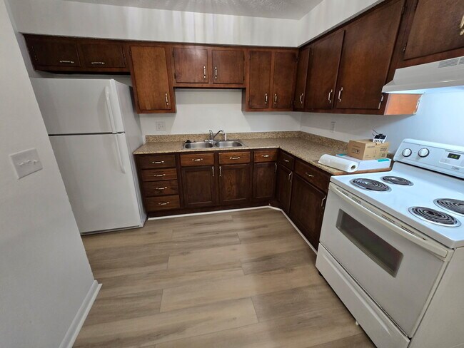 Building Photo - 665 Cherry Hill Dr