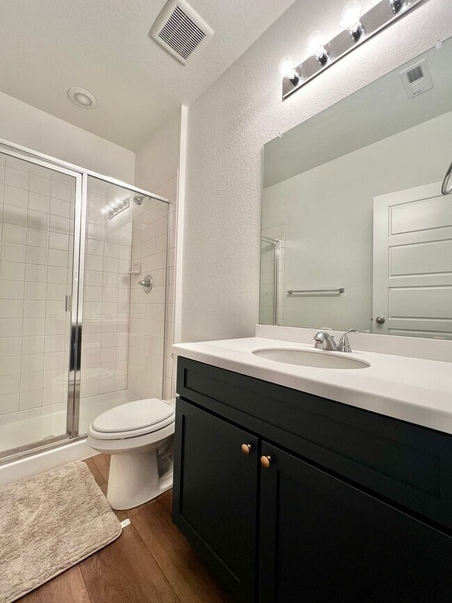 Building Photo - 5636 Bay Hl Dr