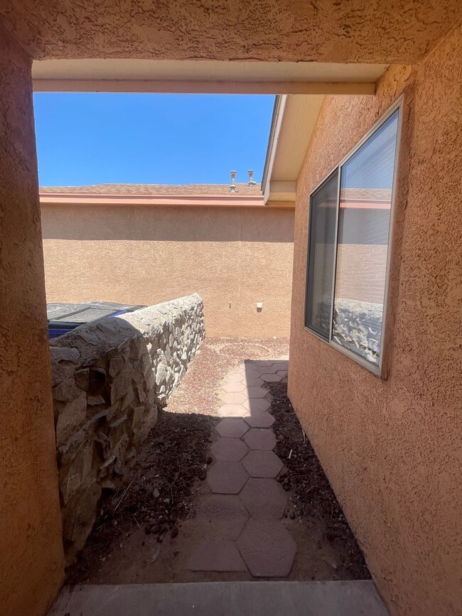 Building Photo - Charming 3-bedroom, 2-bathroom Home locate...