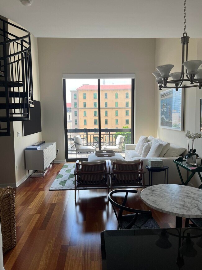 Building Photo - 801 S Olive Ave