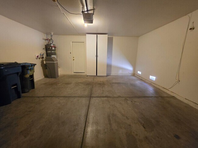 Building Photo - Beautiful Single Story Home