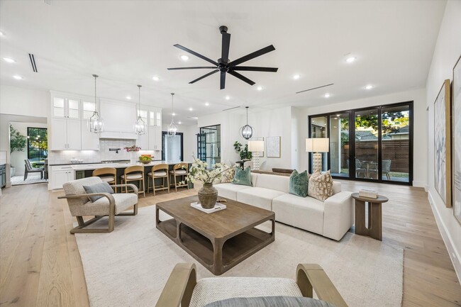 Building Photo - 431 W 30th St