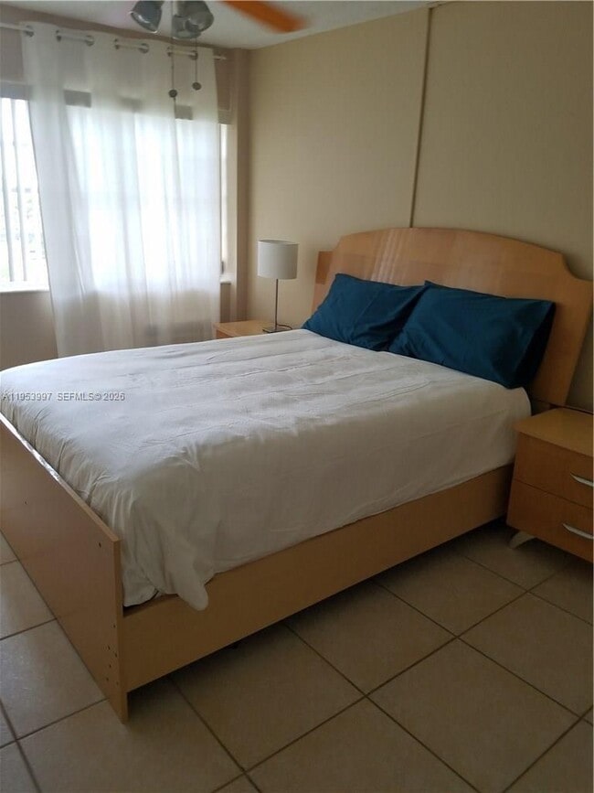 Building Photo - 220 Kings Point Dr