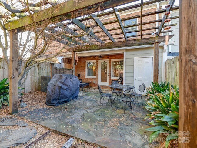 Building Photo - 527 Hawthorne Ln