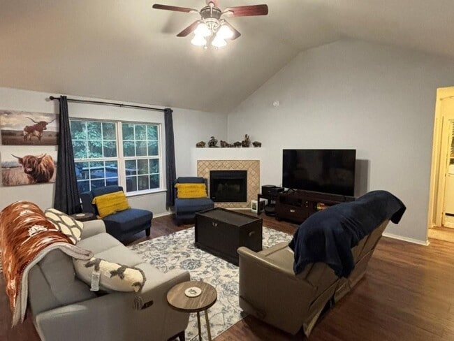 Building Photo - 6 Hart Ln