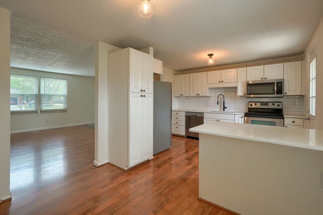 Building Photo - 651 Dovalon Pl