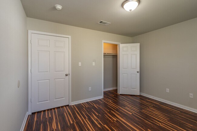 Building Photo - 2 bed, 1 bath in great location - move in ready!