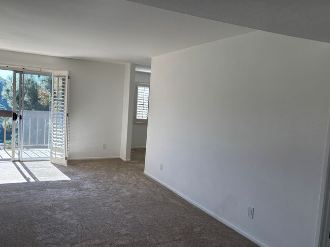 Building Photo - Gorgeous condo with Amazing Views!