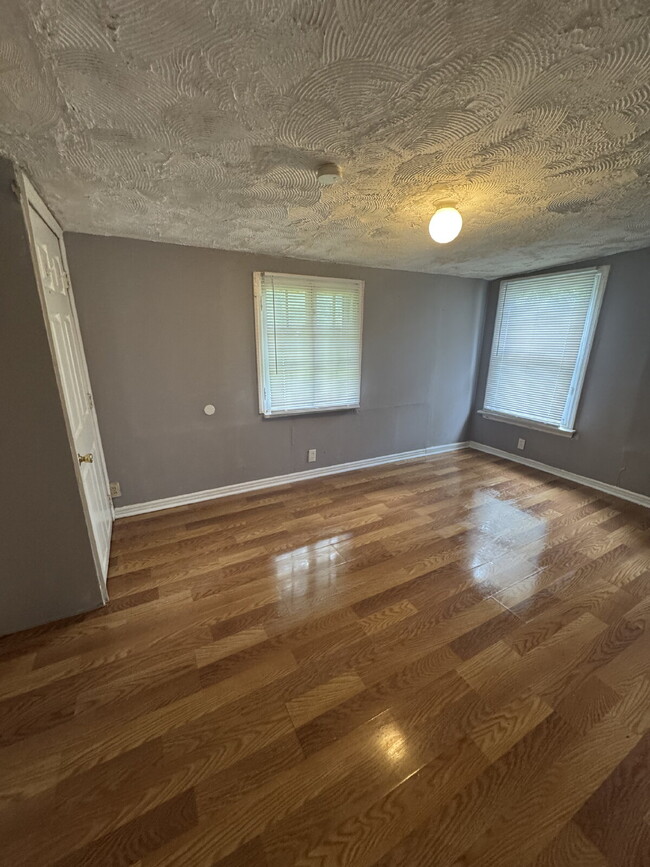 Building Photo - Charming three-bedroom property located in...
