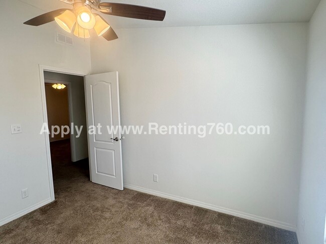 Building Photo - Huge 4 Bedroom Home!!