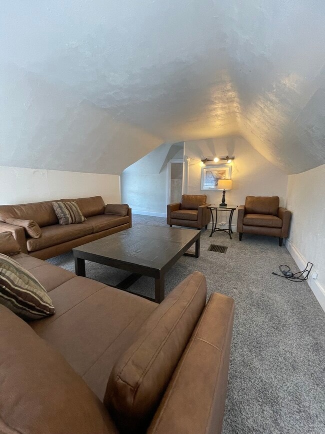 Building Photo - 1148 Memorial Ave