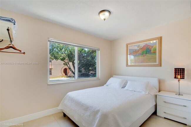 Building Photo - 518 SW 7th Ave