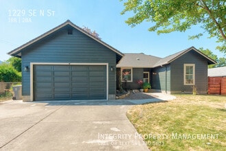 Building Photo - 1229 SE N St