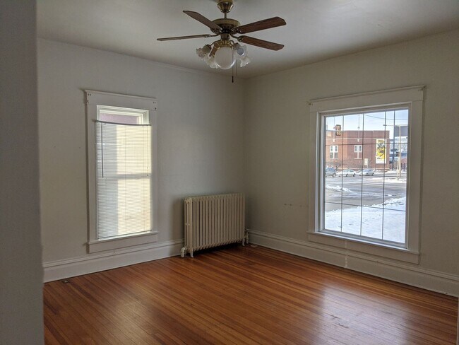 Building Photo - AVAILABLE NOW!  4-bedroom, 2-bath house across from Kinnick!