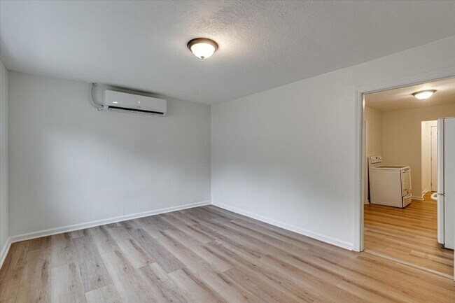 Building Photo - 105 S Howell Ave