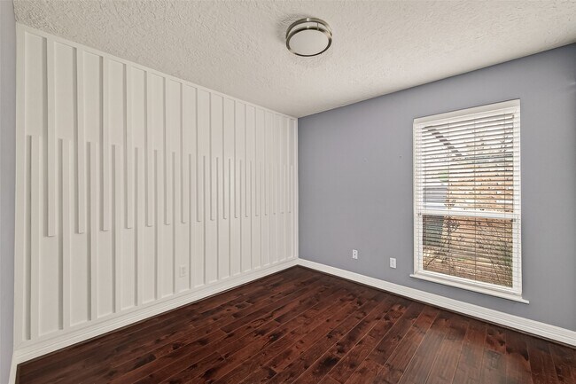 Building Photo - 2130 Round Lake Dr