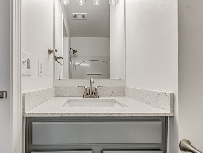 Building Photo - Beautiful remodeled home in Edmond + 4 bedrooms + 2 bathrooms + Valencia Neighborhood