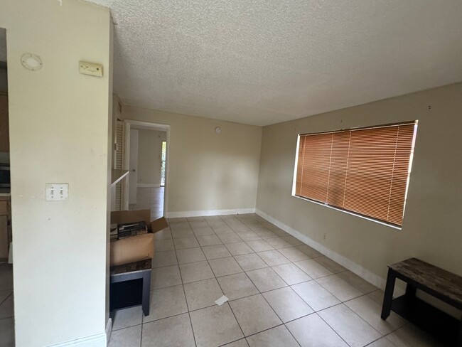 Building Photo - Large one bedroom Apartment with Central A...