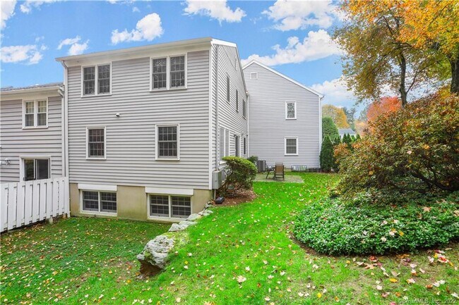 Building Photo - 60 Greenwich Hills Dr