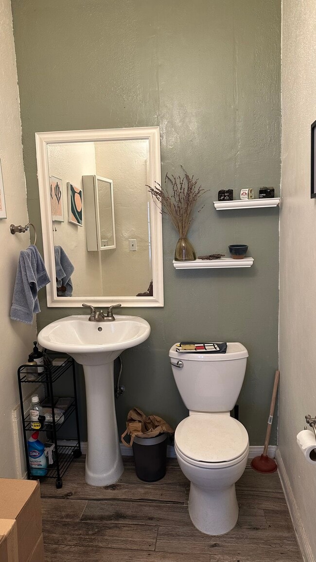 Powder Room - 1436 Formosa N Ave