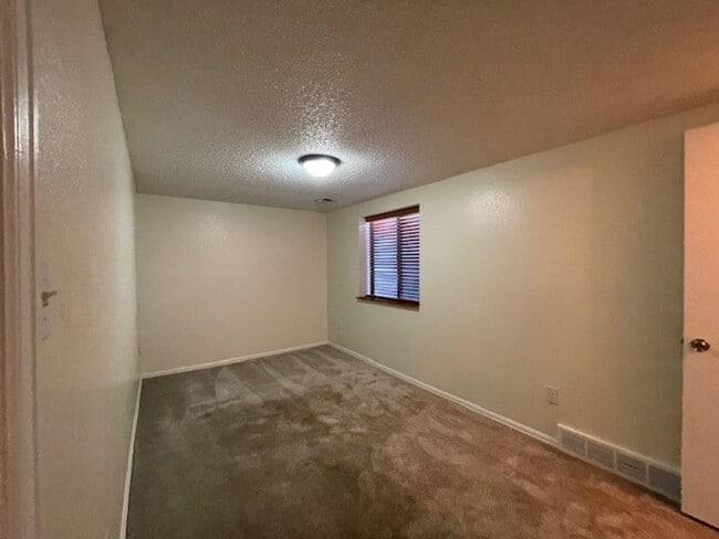 Building Photo - House For Lease