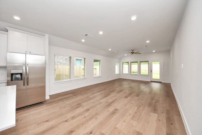 Building Photo - 31815 Autumn Spur Ln