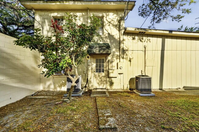 Building Photo - "Charming 1-Bedroom Haven in a Great Savannah Location!"