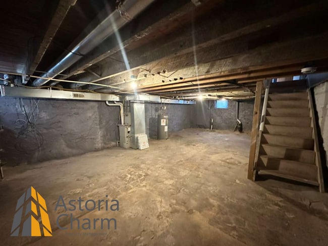 Building Photo - 3 Bedroom and a Den Home with Fenced Yard and Eat In Kitchen on Linnard Street