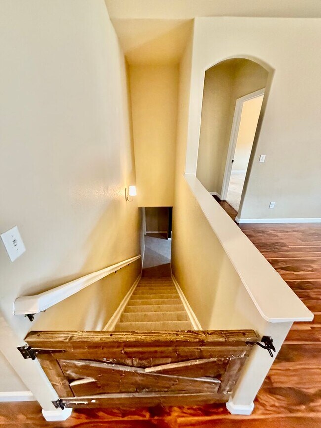 Building Photo - Renovated Milliken Home!