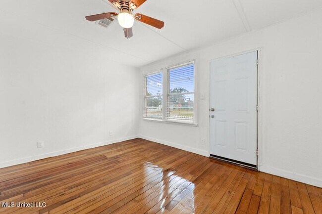 Building Photo - Charming Updated Cottage in Old Biloxi!