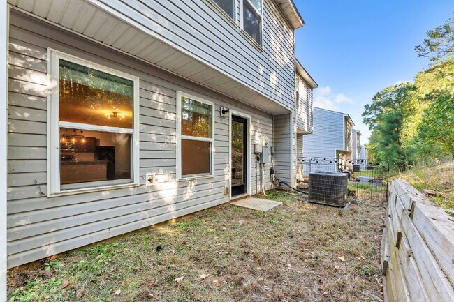 Building Photo - Stylish 3BR, 2.5BA Townhome with Loft and ...