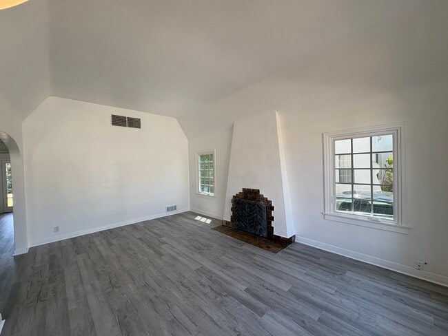Building Photo - Charming Tudor Style 3 Bed 1.5 Bath PLUS Studio Guest House complete with kitchen and bath!