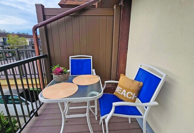 Building Photo - 2 BR/ 2.5 BA Townhome in Gated Community w...