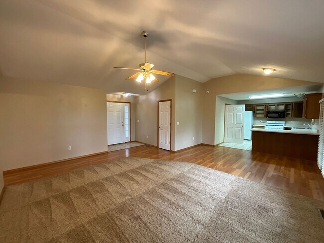Building Photo - Beautiful Home on Private Setting