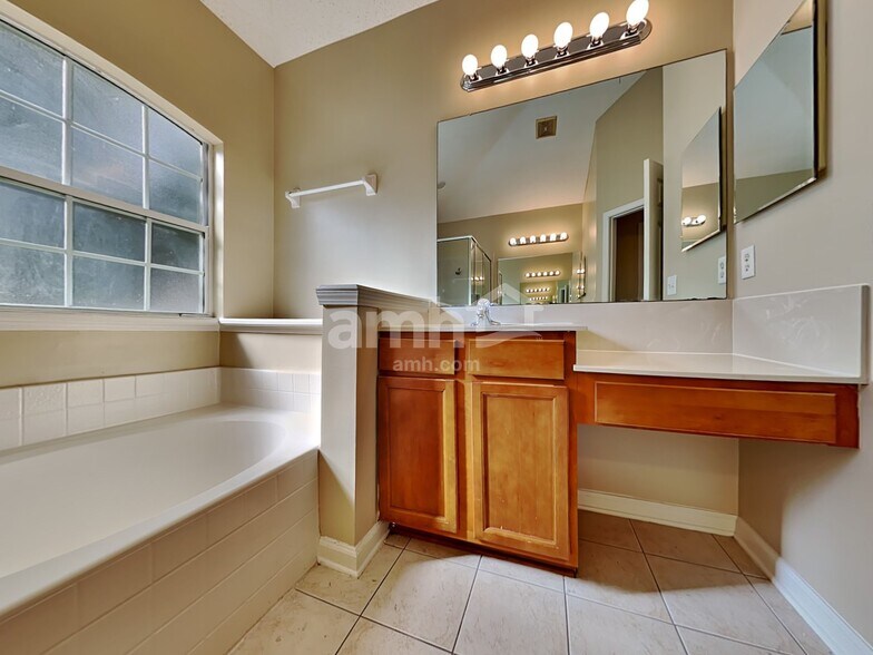 Building Photo - 10264 Lancashire Dr E